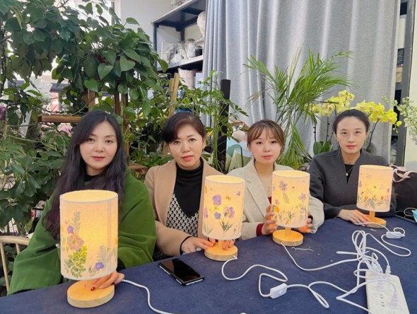春回大地暖 巧手壓花燈——舞美中心組織開(kāi)展“三八”婦女節(jié)“花藝沙龍”活動(dòng)