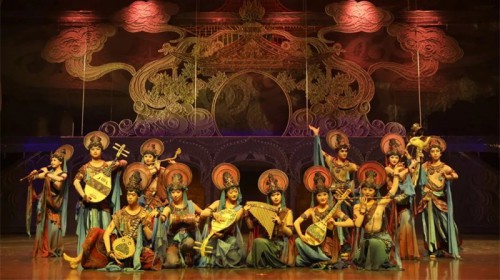 【演出盛況】中國(guó)經(jīng)典舞劇《絲路花雨》首演火爆，紀(jì)念票、文創(chuàng)產(chǎn)品、讀者書(shū)籍同步亮相，今晚精彩繼續(xù)！